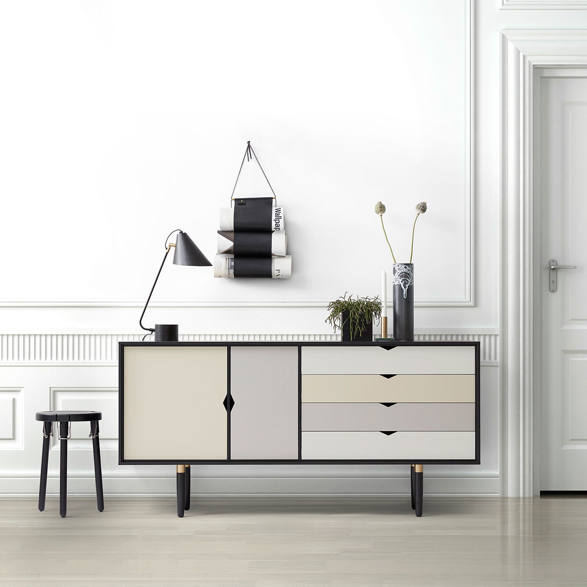 Andersen Furniture - S6 sideboard i sort med flerfarvede fronter - B163xD43xH80 cm - Andersen Furniture - DesignGaragen.dk